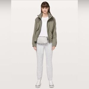 P31. Lululemon On The Fly Pant *27"
Wee Are From Space Nimbus Battleship
Size 4